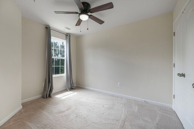 Building Photo - Spacious 3-Level END UNIT Townhome