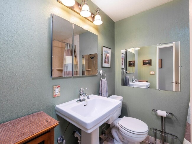 Building Photo - Beautiful 3 bedroom unit near in Lake Oswe...