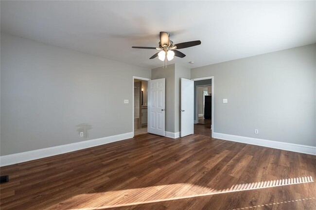 Building Photo - 1095 Deckner Ave SW