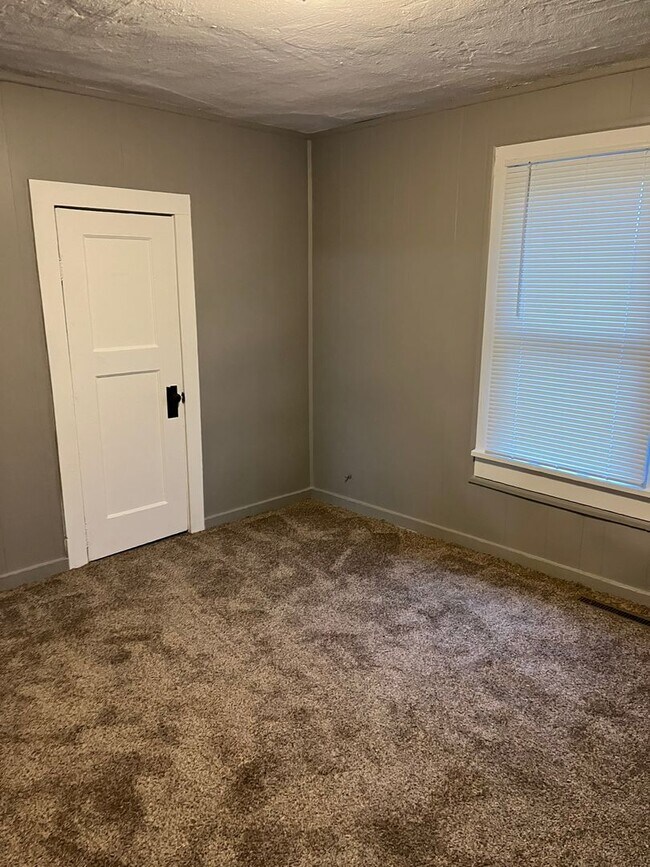 Building Photo - 3BR House | Garage + W/D Included | Large Yard | Pets Welcome | Chanute KS | Available April 8