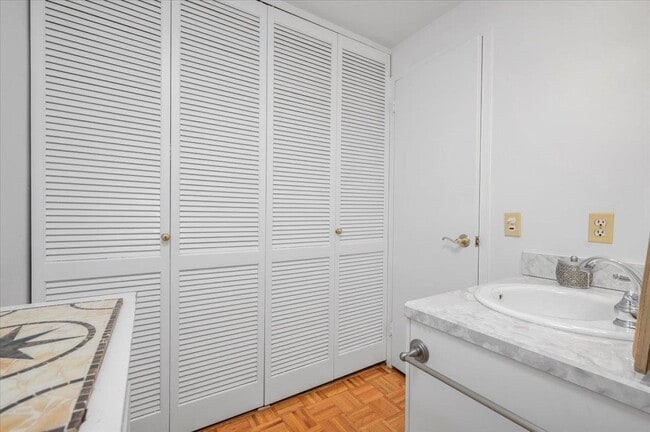 Building Photo - Rochelle