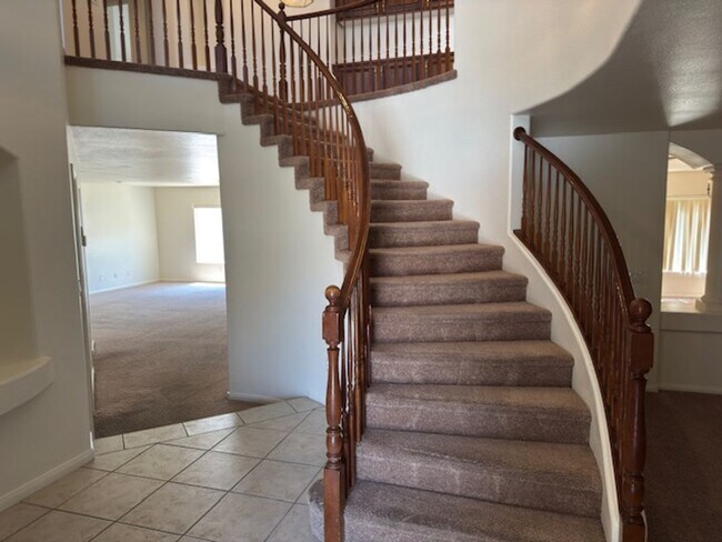 Building Photo - LARGE Spacious 5 Bedroom Single Family Home!!
