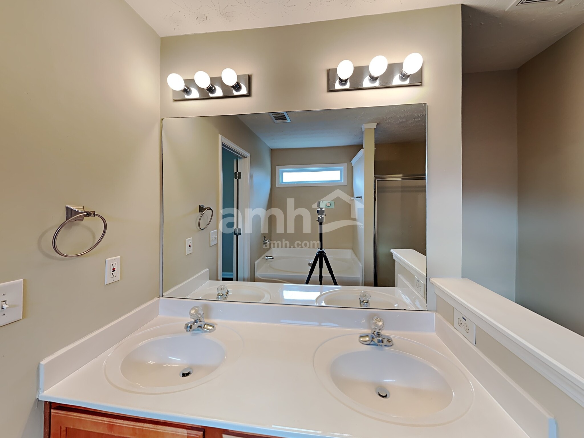 Building Photo - 317 Azalea Loop