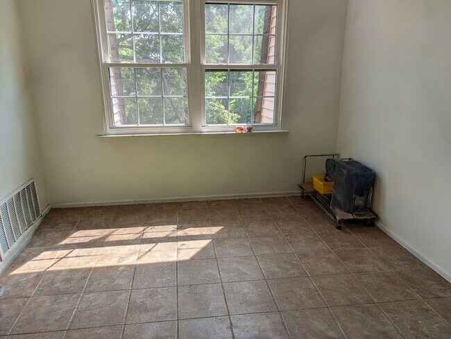 Building Photo - 1207 Green Hollow Dr