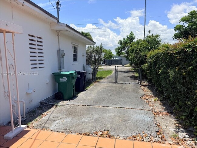 Building Photo - 1525 SW 76th Ct