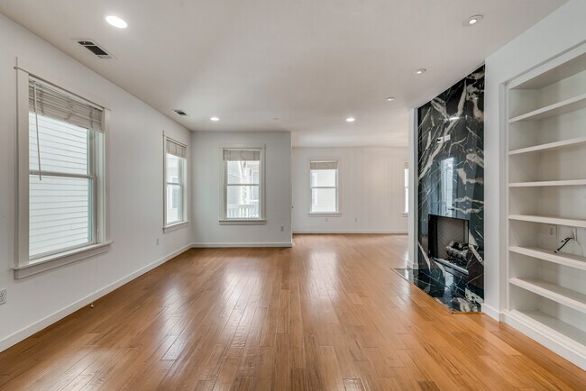 Building Photo - 2604 Thomas Ave