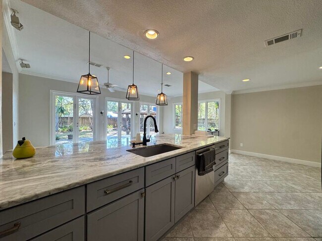 Building Photo - Gorgeous 5 Bedroom Pool Home in Ormond