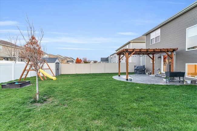 Building Photo - 2 story 4 bedroom 3.5 bath