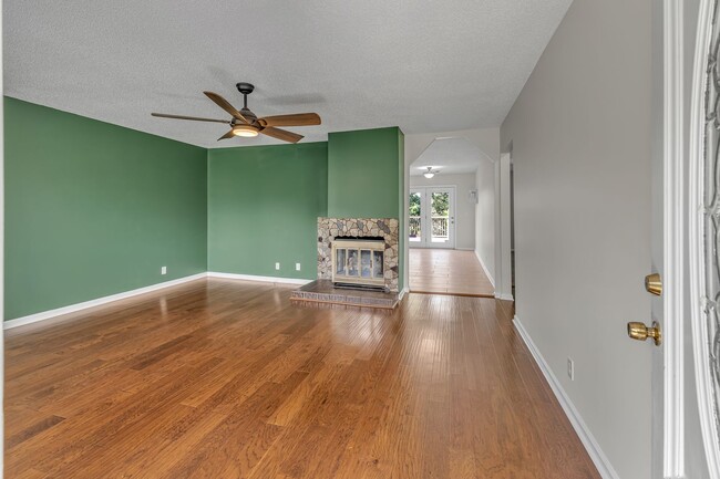 Building Photo - Brentwood/Crieve Hall end unit Condo -avai...