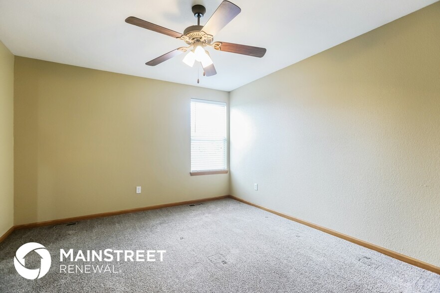 Building Photo - 411 NE Wolf Creek Dr