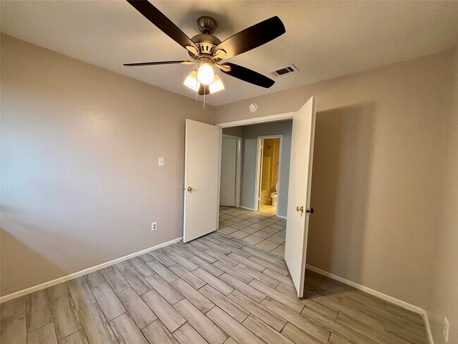 Building Photo - 4426 Hirschfield Rd