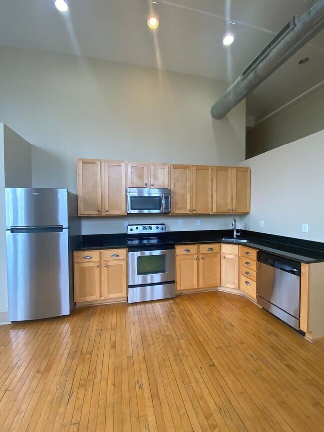 Building Photo - Updated 1 Bed Apt with washer and dryer in...
