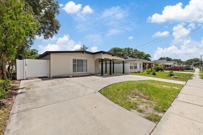 Building Photo - 2706 W Tampa Bay Blvd
