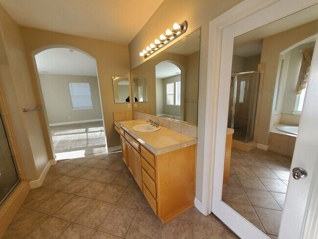 Building Photo - STUNNING SPACIOUS 5 BEDROOM HOME IN CONCOR...