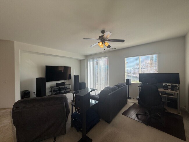 Building Photo - West Palmdale 3 Bedroom Home