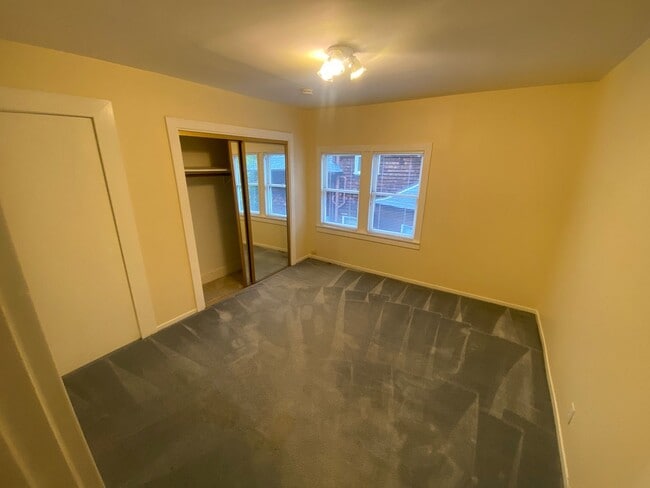 Building Photo - Advent - Gorgeous 5 Bedroom Home With Front/Backyard, Driveway & Washer/Dryer!