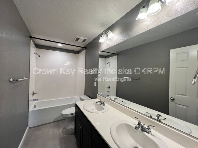 Building Photo - 2254 Middlebury Dr