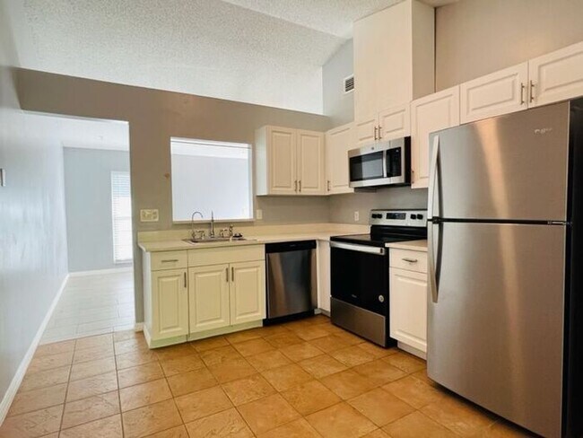 Building Photo - 2 Bedroom UCF Duplex