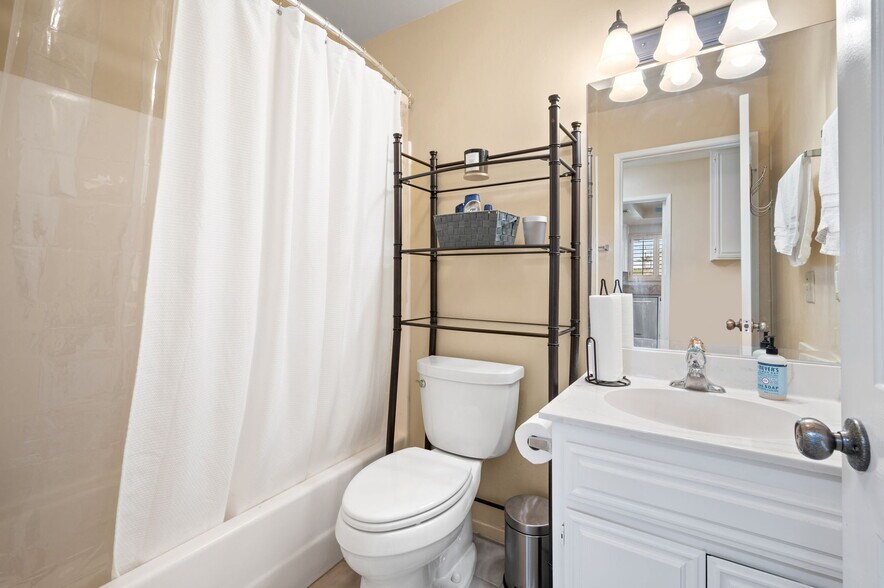 Building Photo - 78990 Bayside Ct