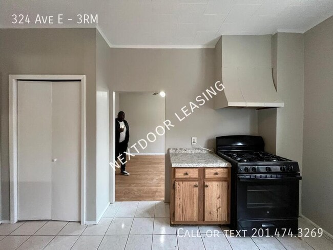 Building Photo - 324 Ave E