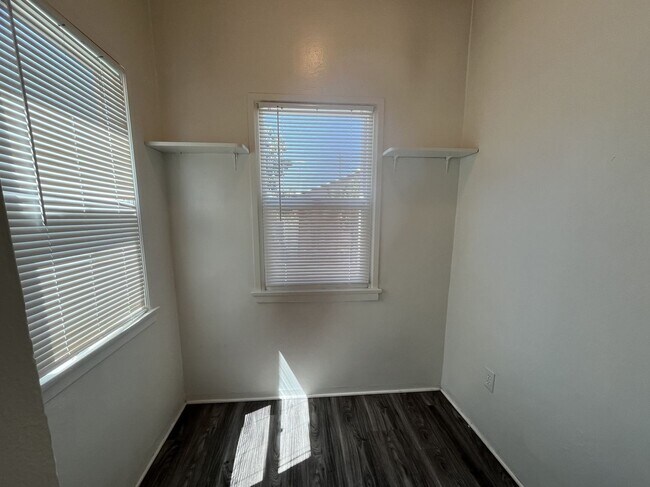 Building Photo - Conveniently located 1-bedroom, 1-bath apa...