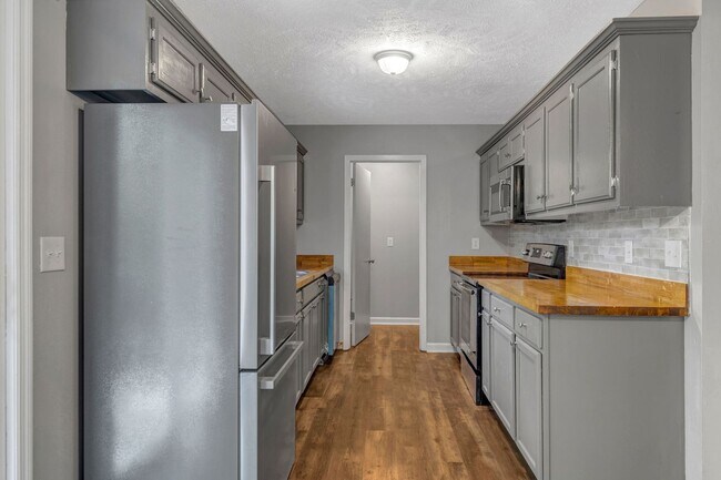 Building Photo - Three Bedroom Ranch w/ Basement in Dover with over an acre lot!