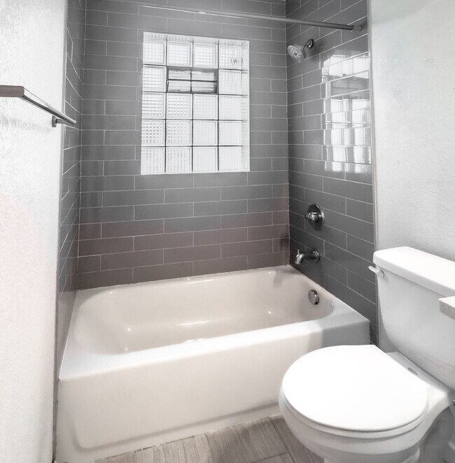 Building Photo - "Spacious 5-Bedroom Gem on Locust Street – 2,053 Sq. Ft. of Comfort in Denver's Heart!"