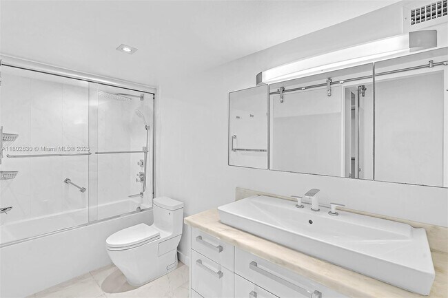Building Photo - 2500 Parkview Dr