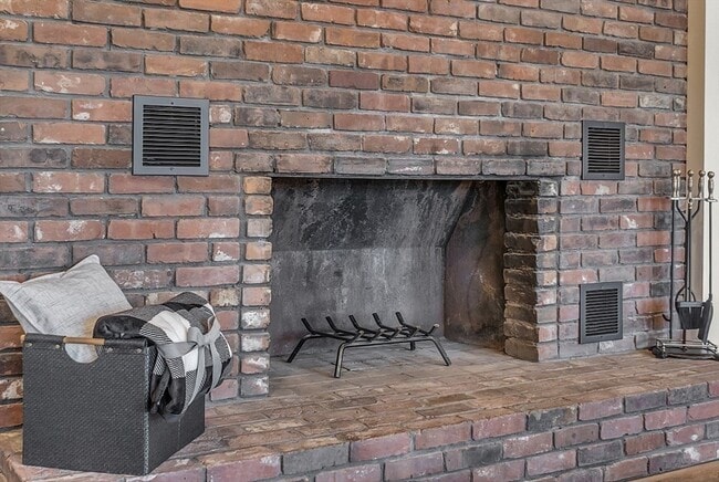 Building Photo - 23 Laurie Ln