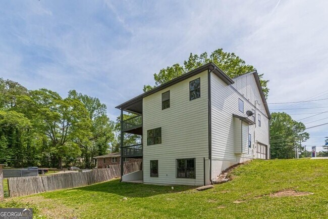 Building Photo - 1410 Eastland Rd SE