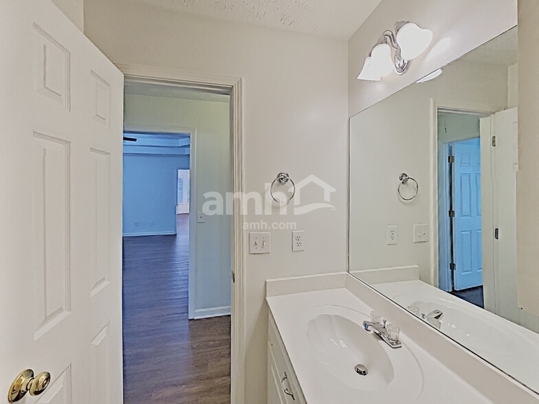 Building Photo - 704 Newcastle Ct