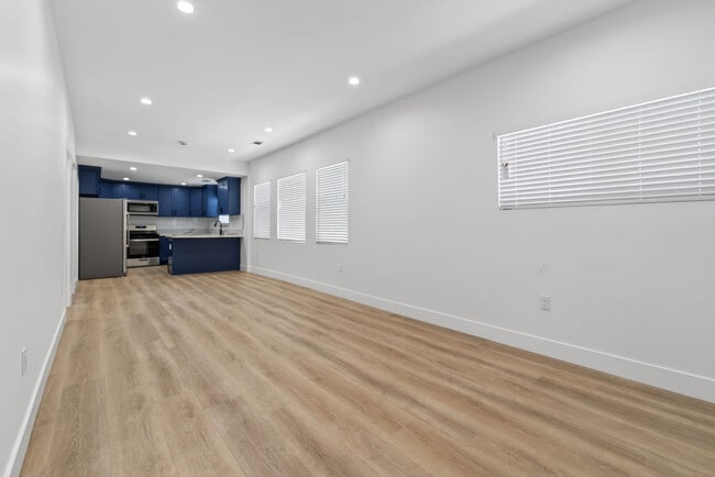 Building Photo - 678 E 45th St