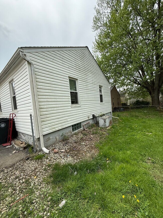 Building Photo - Section 8 Accepted! Newly Renovated 3-Bedr...