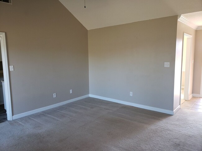 Building Photo - Nice 3 BD/ 2 BA Home