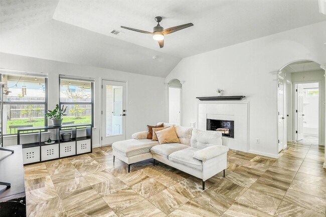 Building Photo - 6015 Wildbriar Ln