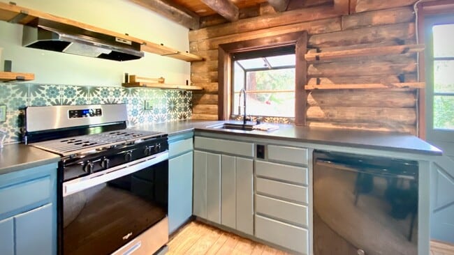 Building Photo - 615 Falls Dr