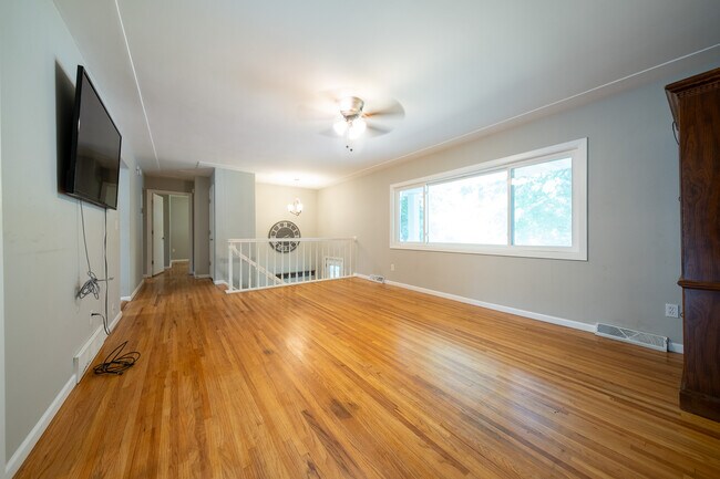 Building Photo - 3800 Fernbrook Ln N