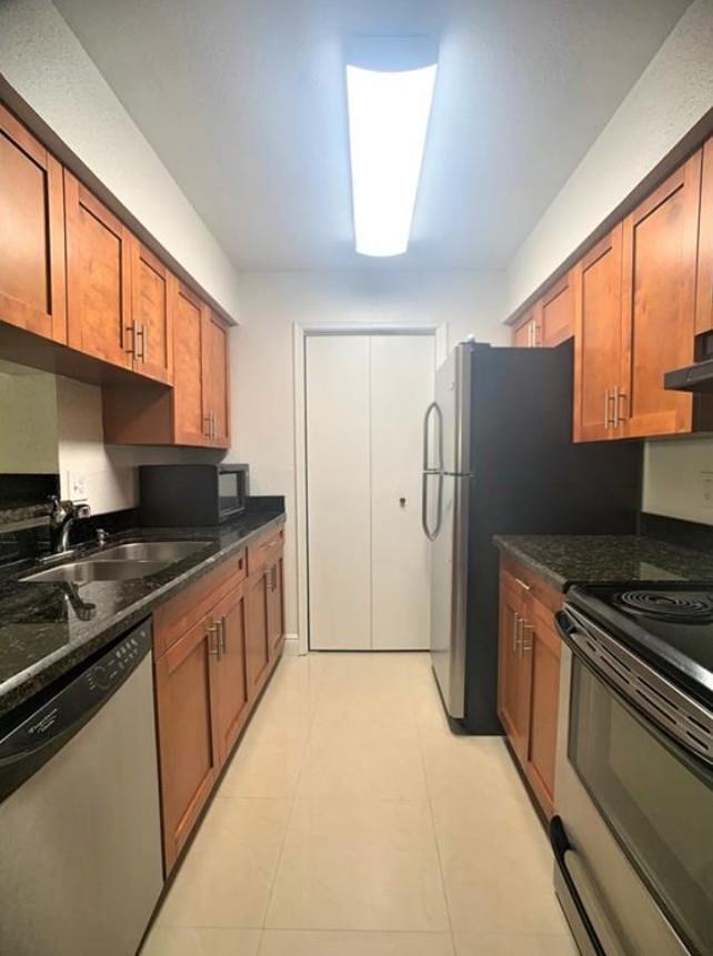 Building Photo - 733 Riverside Dr