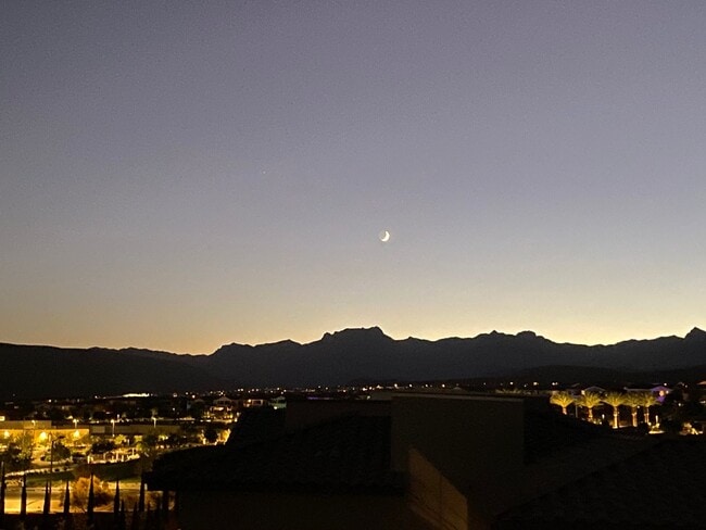 Building Photo - Gorgeous 3Bed/4Bath/2Car, 3-Story Townhome nestled in this beautiful Summerlin West Gated Communi...