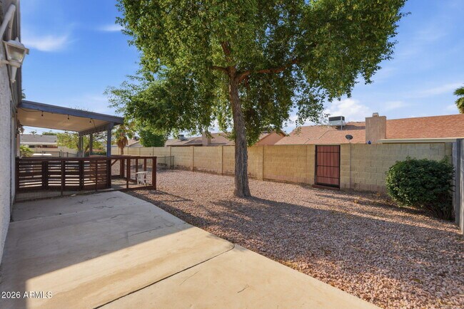 Building Photo - 1735 E Stephens Dr