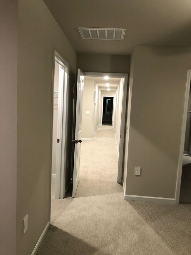 Building Photo - Modern 5 Bed | 3 Bath House in Cary
