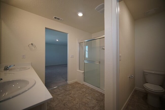 Building Photo - Beautiful 4 Bedroom PLUS office / den in Natomas!