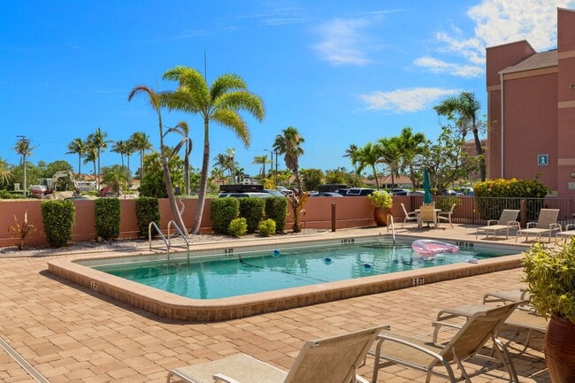 Building Photo - Furnished Huge Double sized Condo Overlook...
