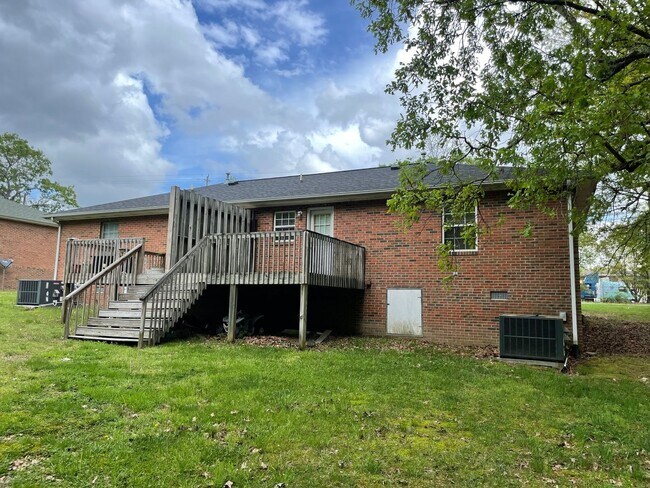 Building Photo - 136-138 LAMBERT DR