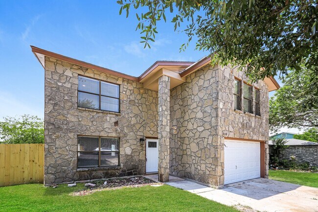 Building Photo - Recent remodeled! 4 bedroom, two living areas and loft!
