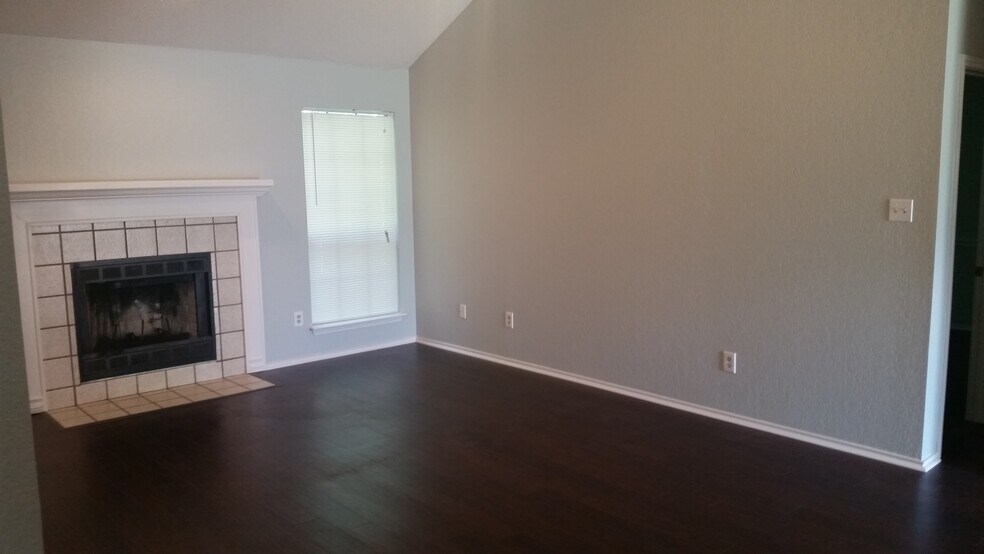 Building Photo - 206 Tomahawk Dr