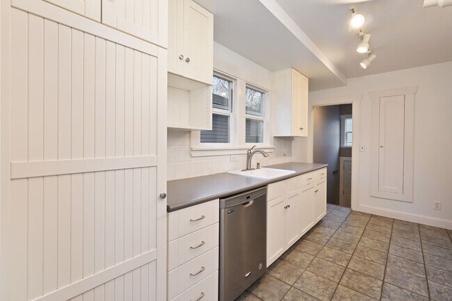 Building Photo - Charming 3 Bedroom/2 Bath Craftsman Home for Lease in Phinney/Greenlake