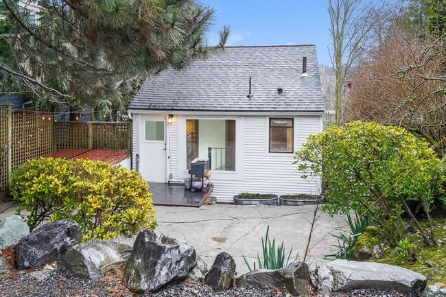 Building Photo - Modern Oasis in Seattle: 2-Bed, 2-Bath with Luxurious Amenities!