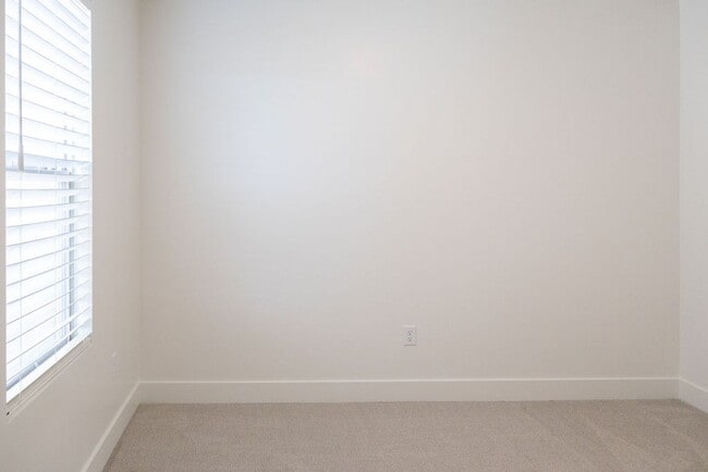 Building Photo - Spacious 4-Bed Home in Sage Canyon - Small Pet Friendly