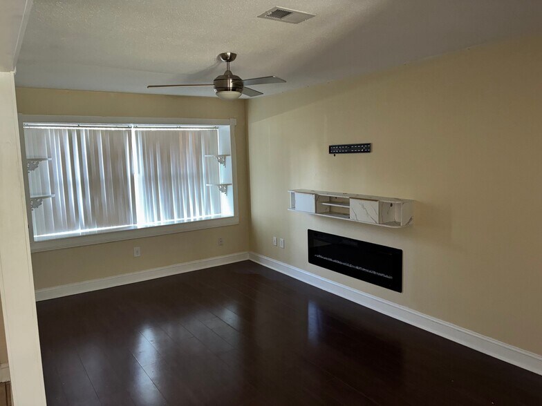 Building Photo - 632 Mayflower Ave
